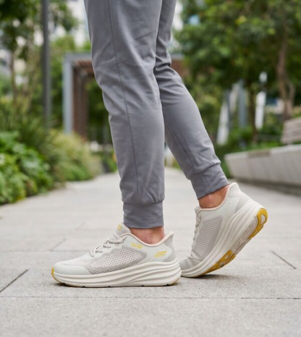 ai-118431-ofwt_off-white_m حذاء سكيتشرز رجالي طبي أوف وايت Skechers Hands Free Slip-ins: BOBS Sport Skillz